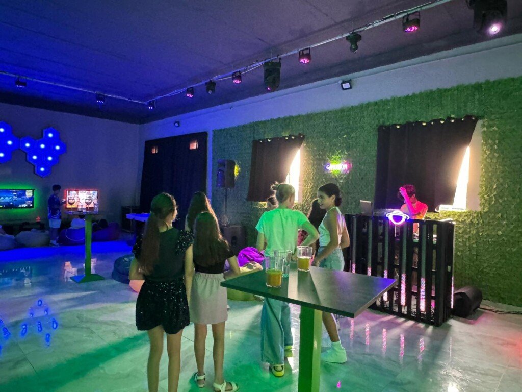 chilling_dinning tables