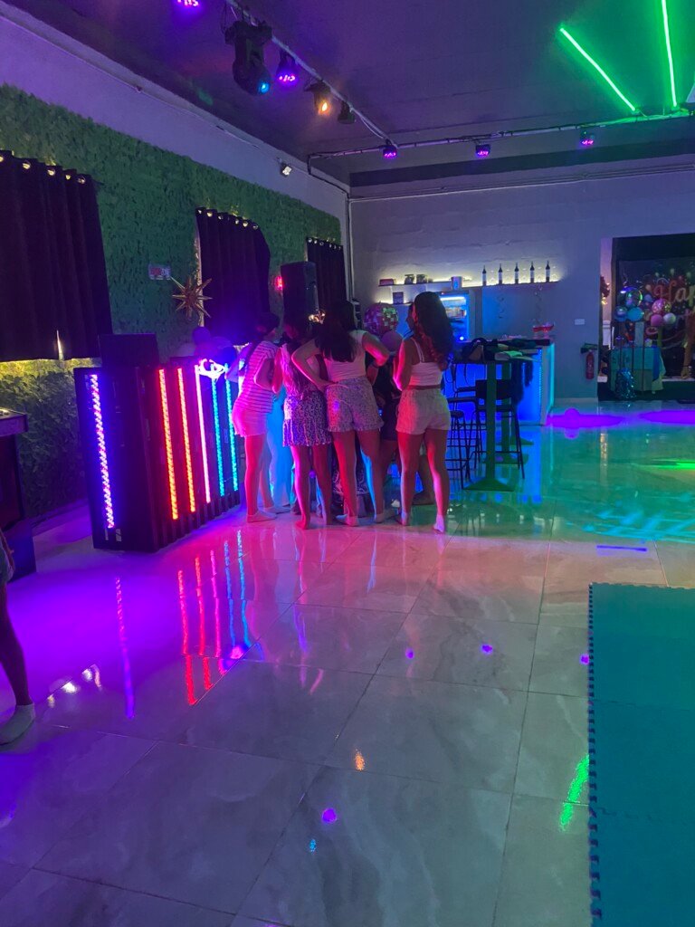 dj booth next to dinning area_chilling area