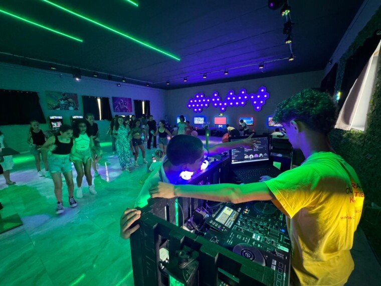 dj booth+dancefloor