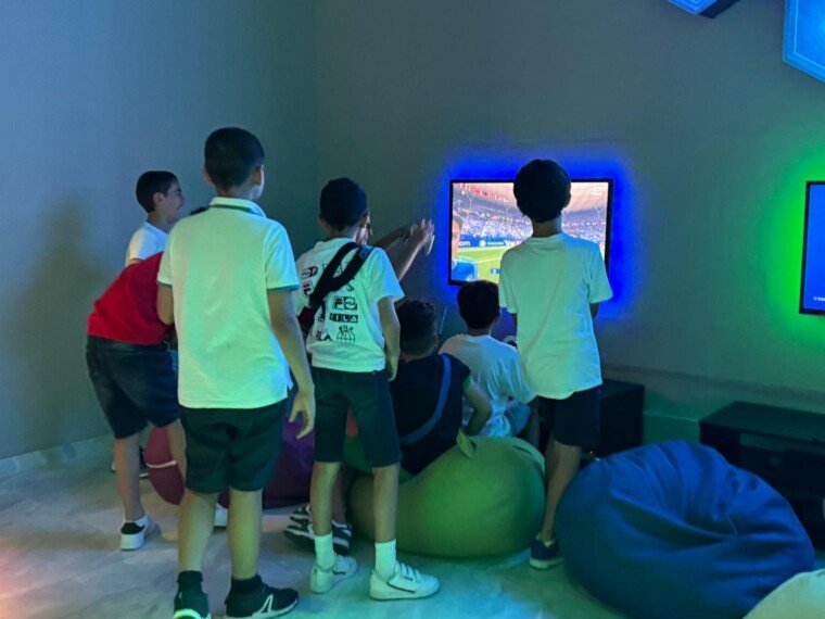 ps4_ps5 kids playing